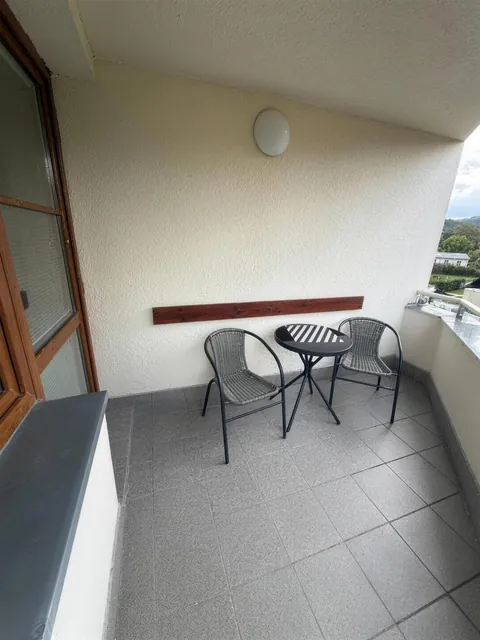 Balkon se stolkem a dvěma židlemi