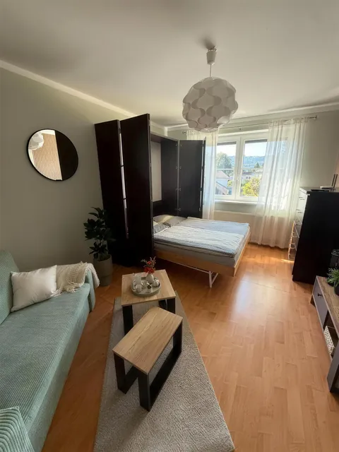 Večer se ze skříně sklopí manželská postel