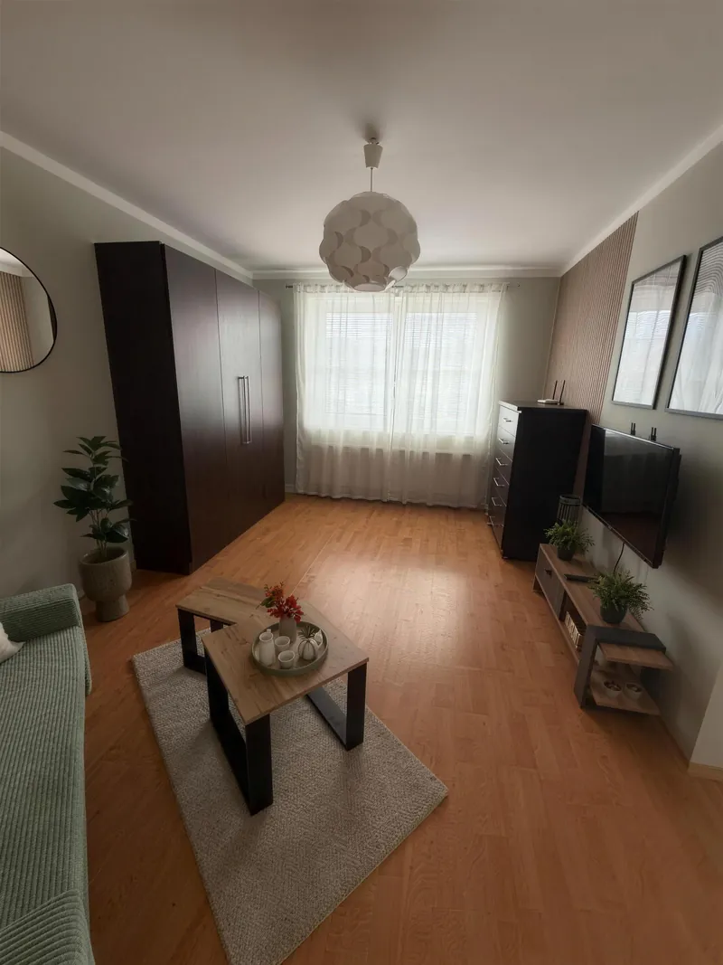 Obývací pokoj přes den, postel je sklopená ve skříni